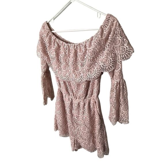 BB Dakota Mauve Lace Off-the-Shoulder Romper Size Small - Picture 4 of 9